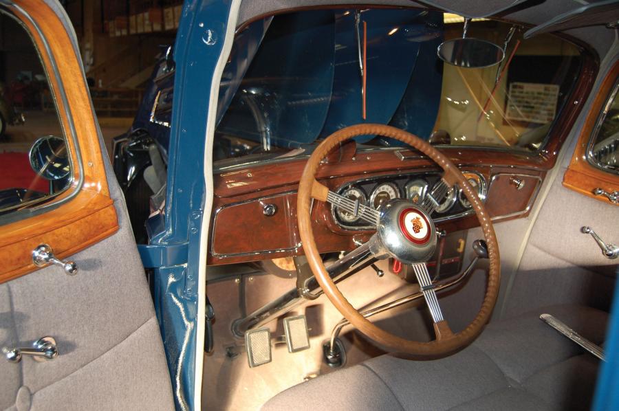  Packard Twelve 7-Passenger Touring Sedan 1937 года  (фото 5 из 7)